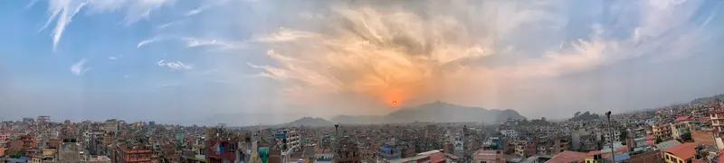 日本街头，尼泊尔总理访日的热情撞上了现实冷遇。作为喜马拉雅山国，尼泊尔此行本想借