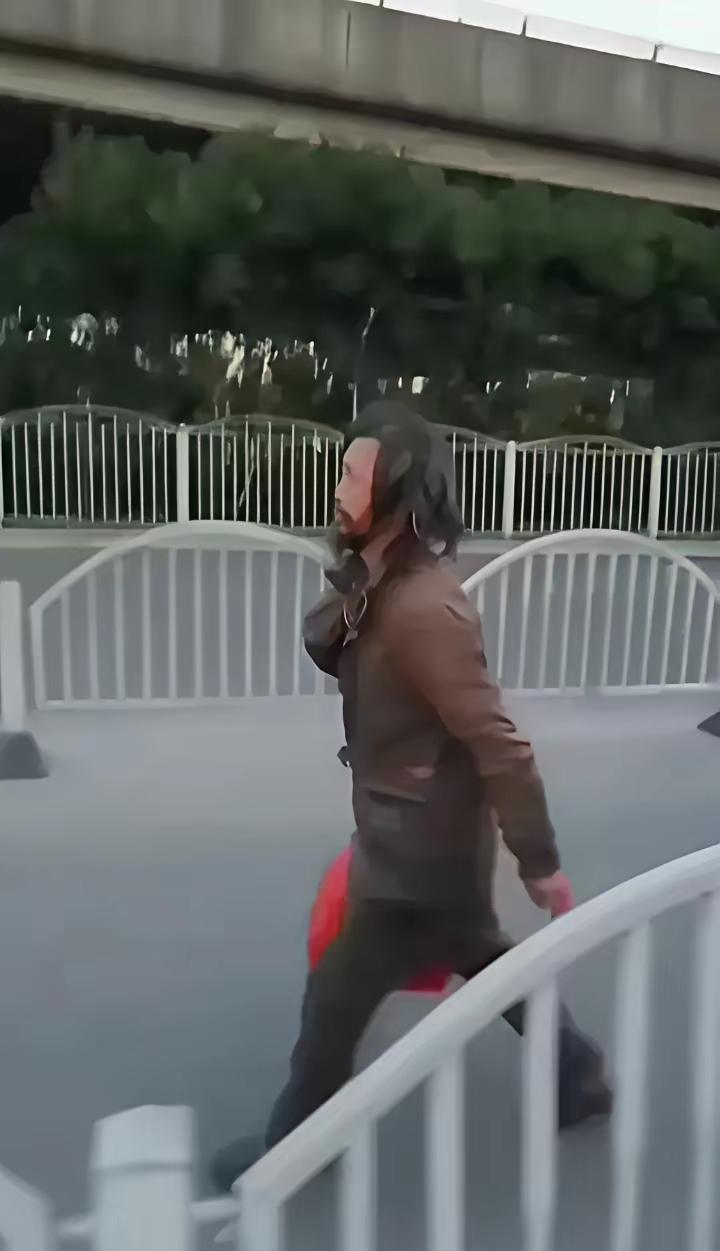 流浪大师这心态真的是惊为天人，他有时候会去翻垃圾桶，泔水桶！个不可思议的是他还从