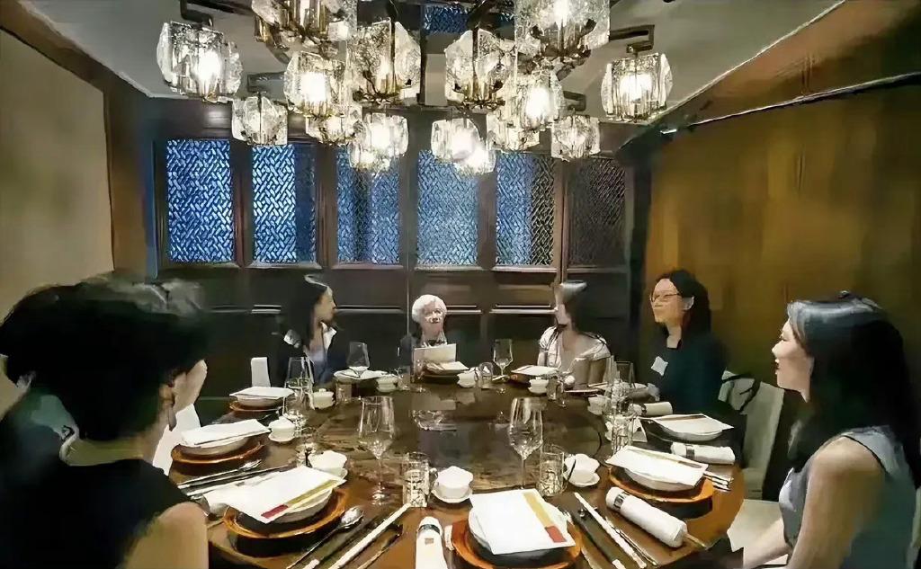 这种饭，竟然也有人去吃 ？！还都是些所谓的女性经济学家？这不就是亲自盖章认证！
