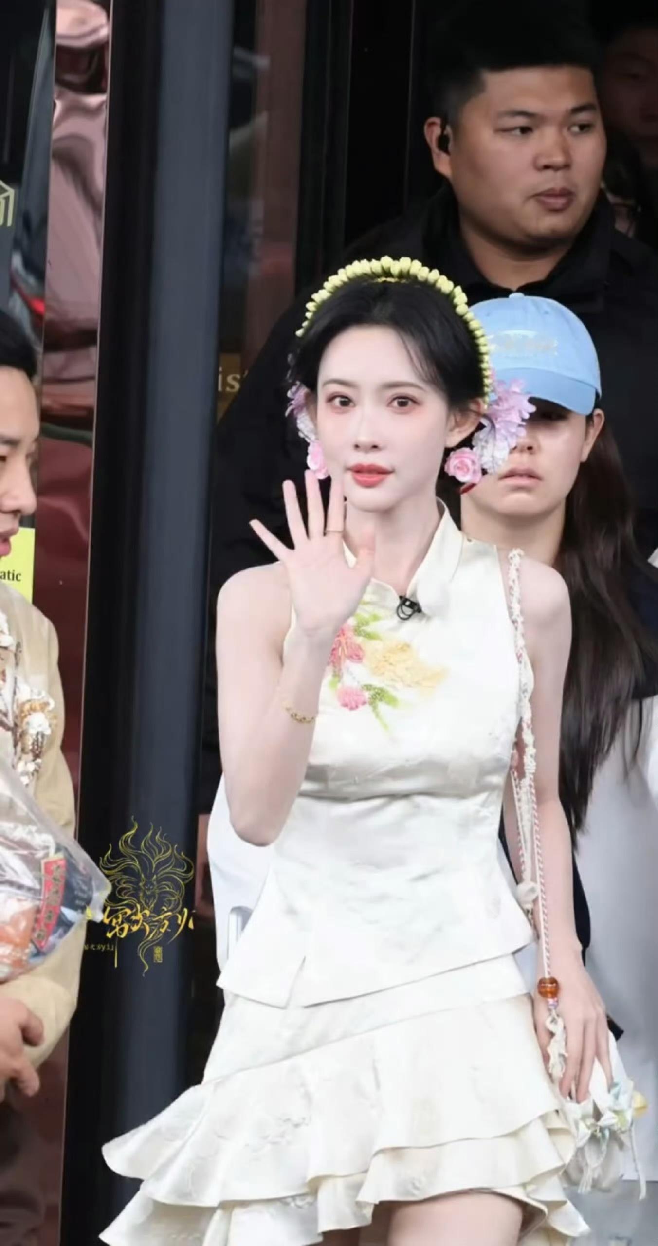 孟子义旗袍簪花盘发，温柔又有气质，孟姐你美