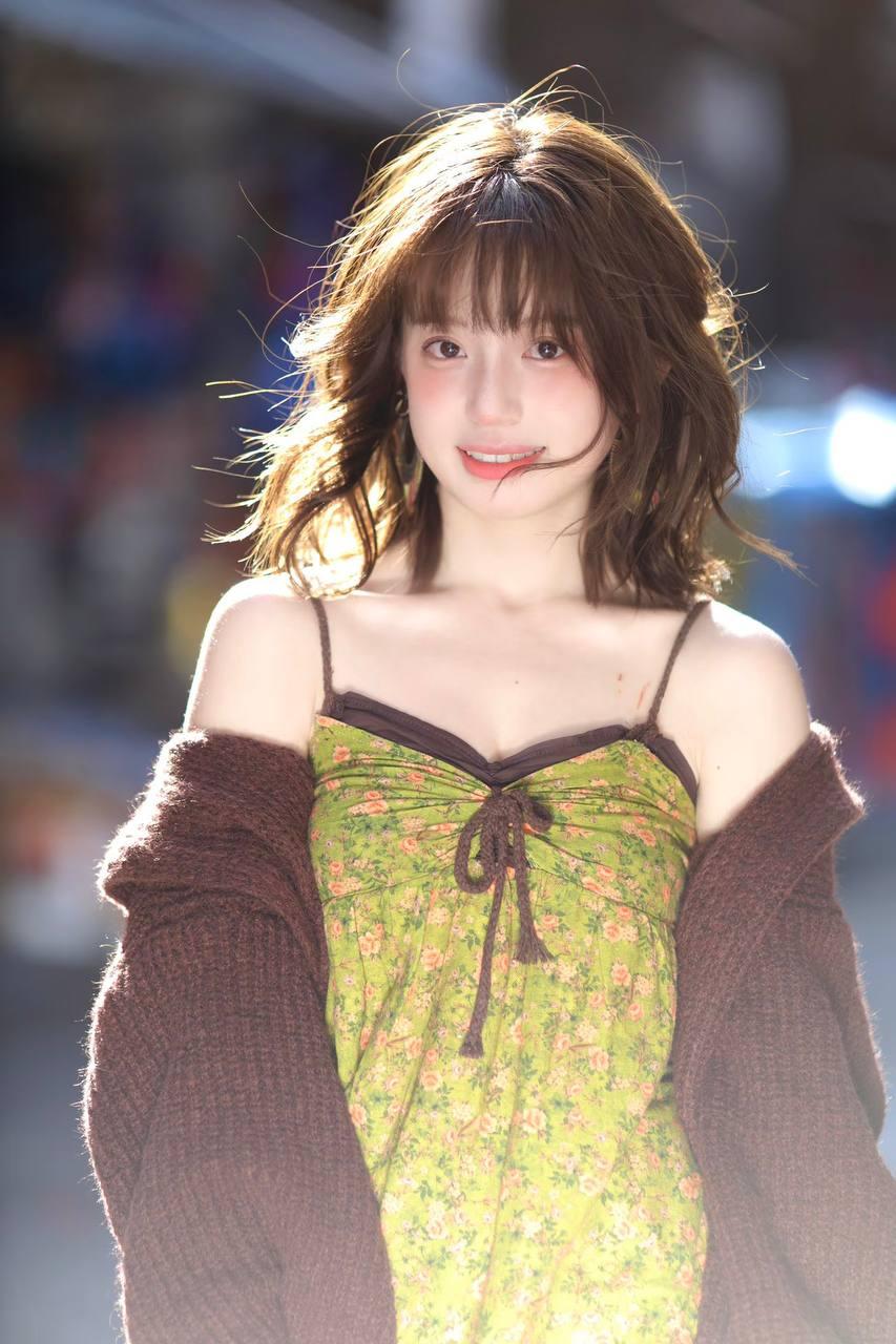 温柔甜美的少女阳光下的清新时光温柔 少女 少女感微笑女孩 温柔美少女