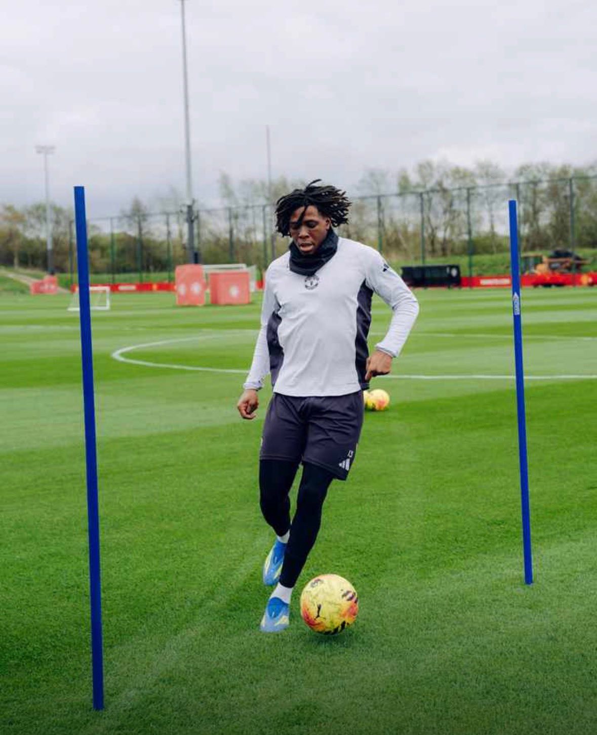 曼联官方：多尔古已恢复个人训练，目标是在赛季结束前复出。曼联