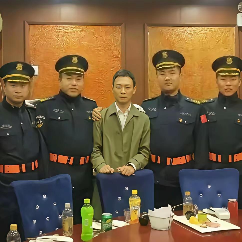 张译是被哪个部门的人员带走的呢？没想到史今班长身材如此瘦削啊！