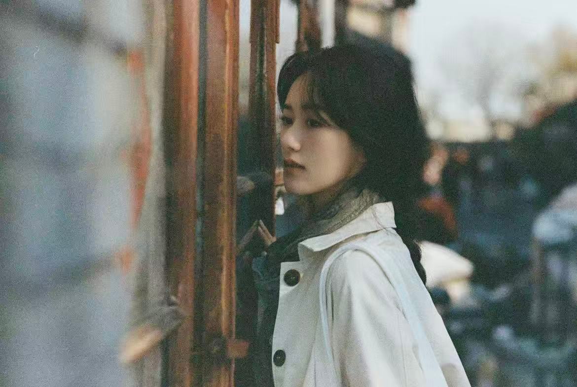 总说过期胶片的颗粒感，像把时光揉碎了撒在画面里，再比如袁冰妍 白衬衫后颈沾着的银