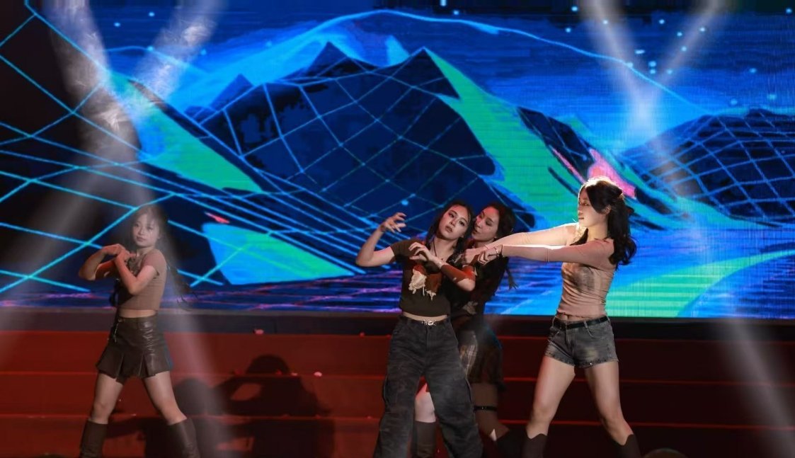 每届毕业晚会都藏着独属于当下的青春模样，舞台风格、节目形式虽变，但不舍与期许的心