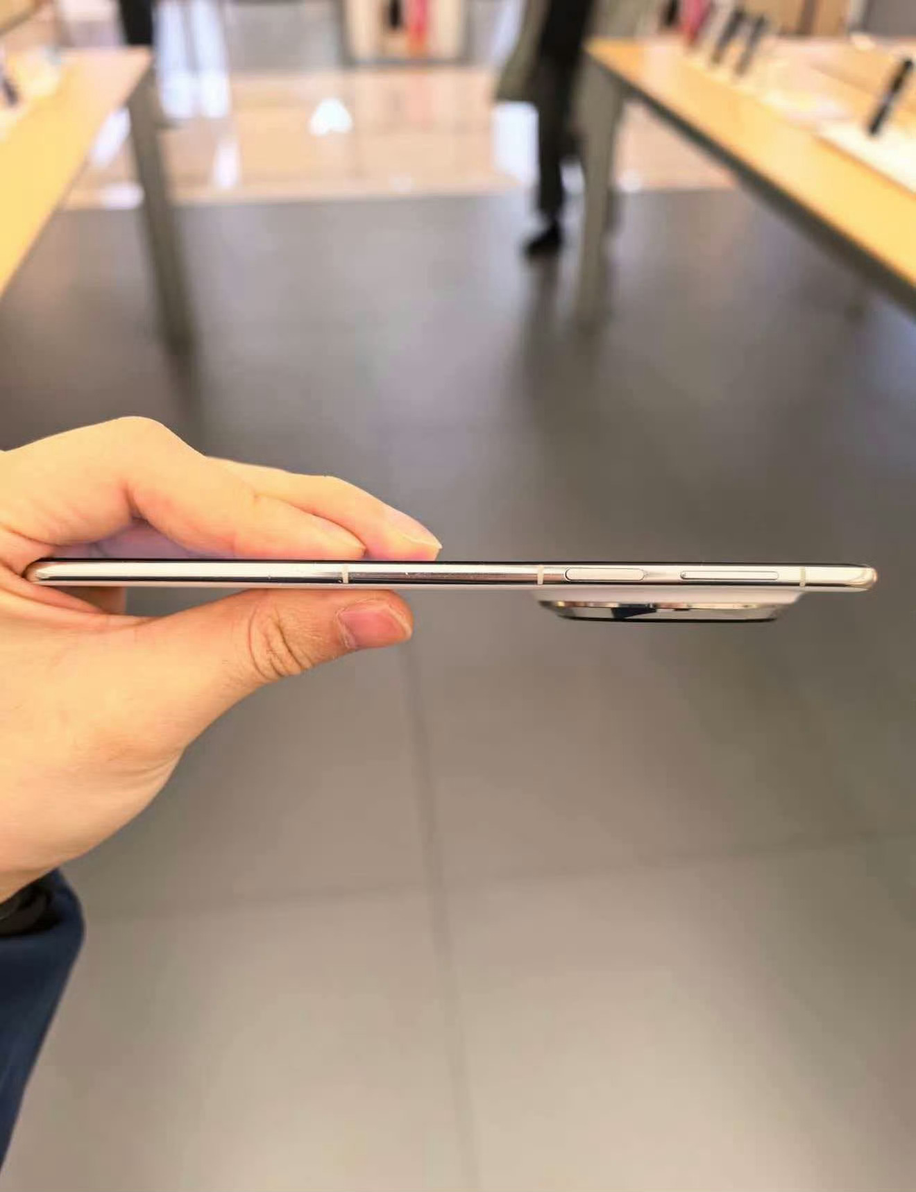 华为Mate70Air真机曝光华为Mate70 Air的真机图曝光了，这机身是挺