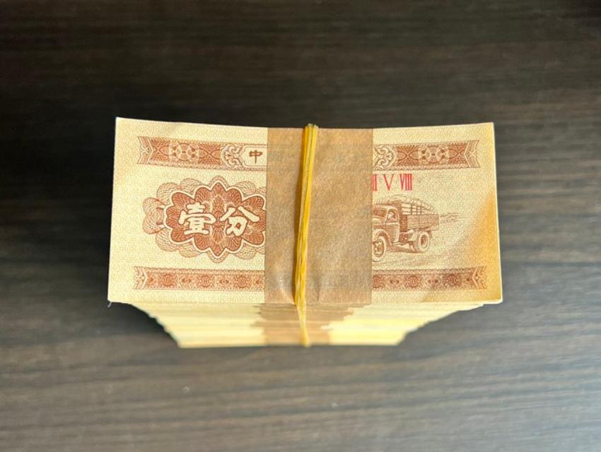 三版纸币市场行情一览，定期更新，请您关注
壹分汽车（无油百张）35元/刀卖盘
贰
