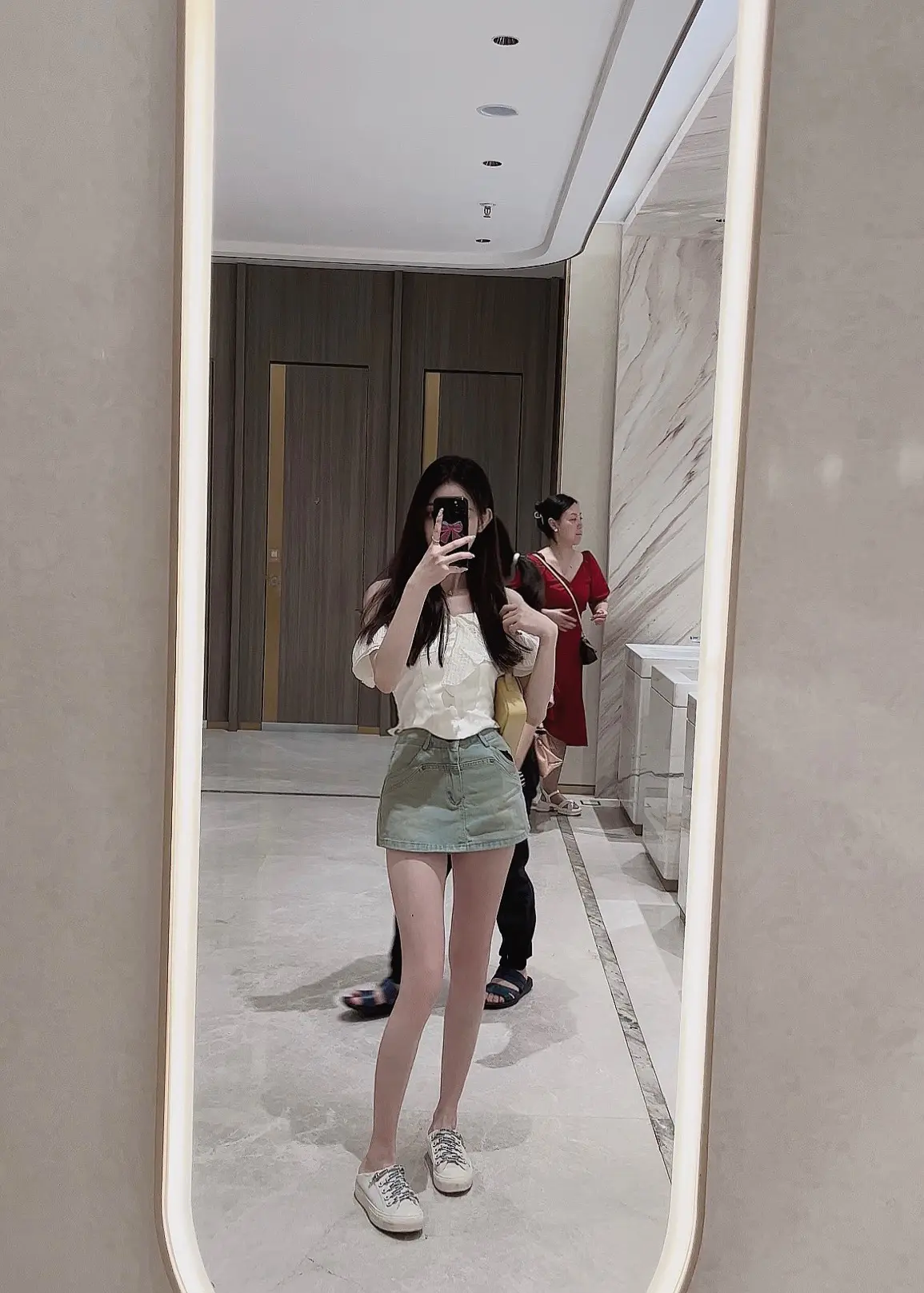 对镜拍ootd穿搭 牛仔短裙 夏日穿搭显腿长