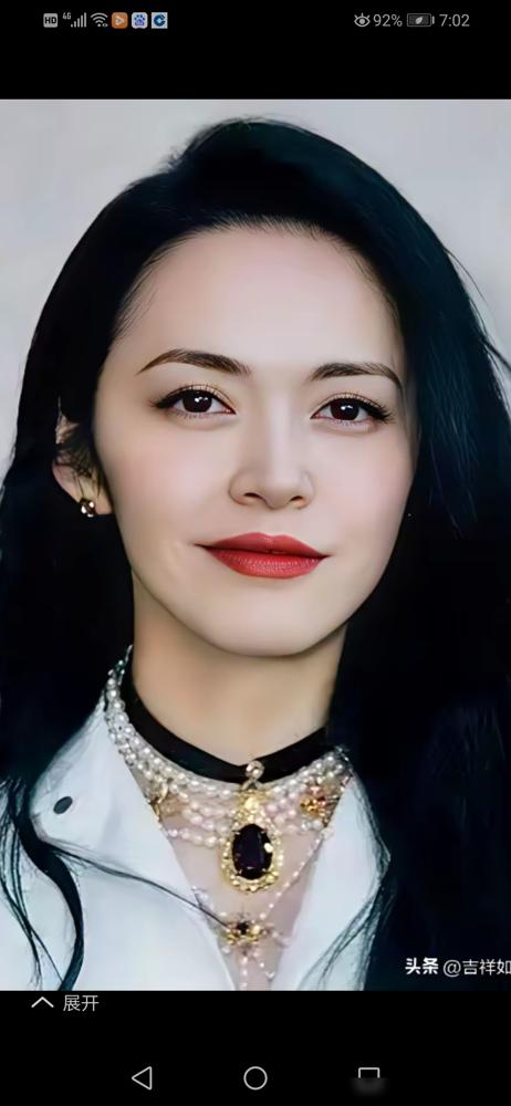 被人当面说“你不漂亮”，姚晨眼皮都没抬，直接一句“你瞎了吗”怼了回去。
你以为