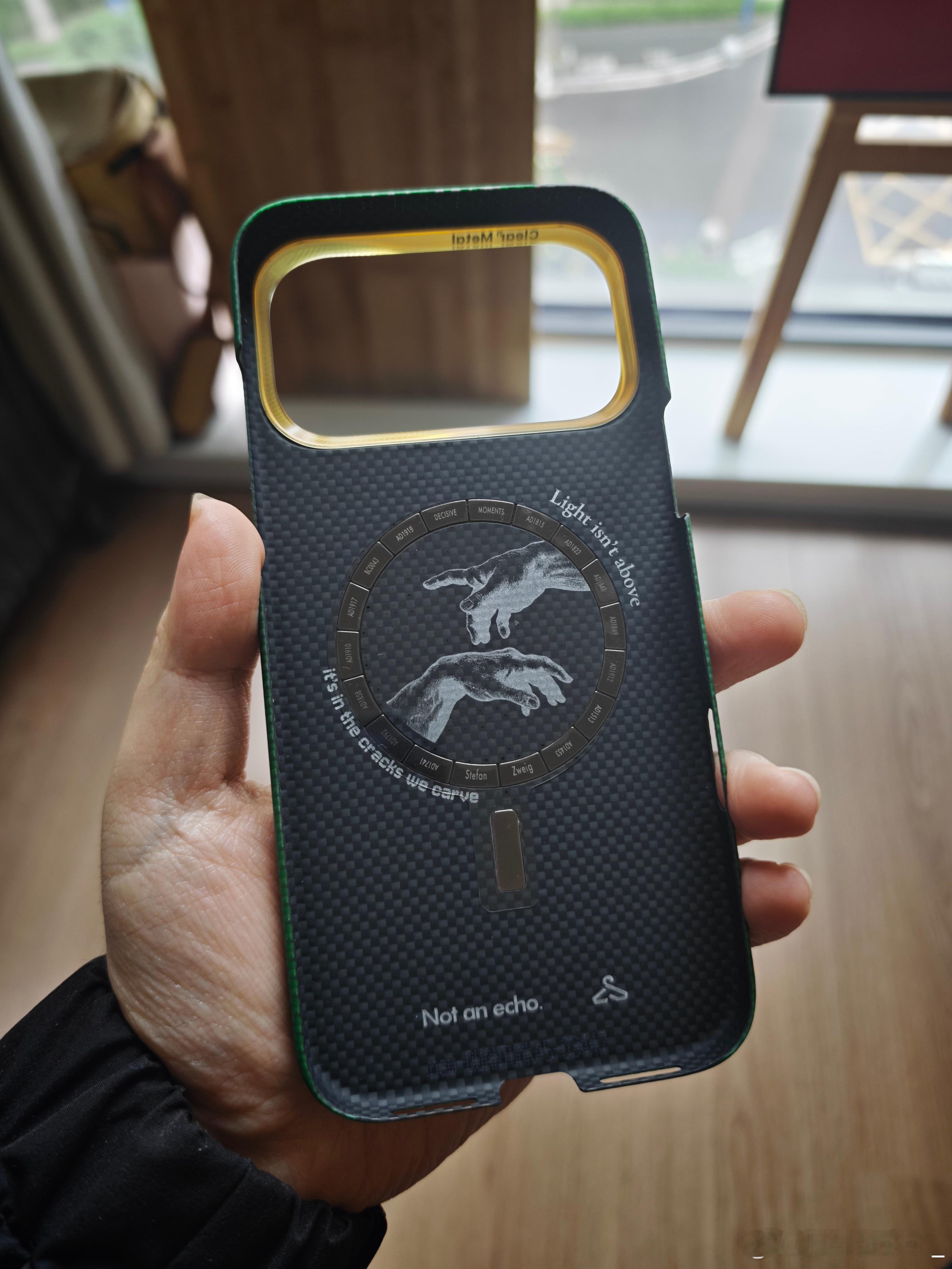 来了一个新壳，这个壳虽然不是全包的，但是轻薄了很多，手感和观感没话说的，对于他们