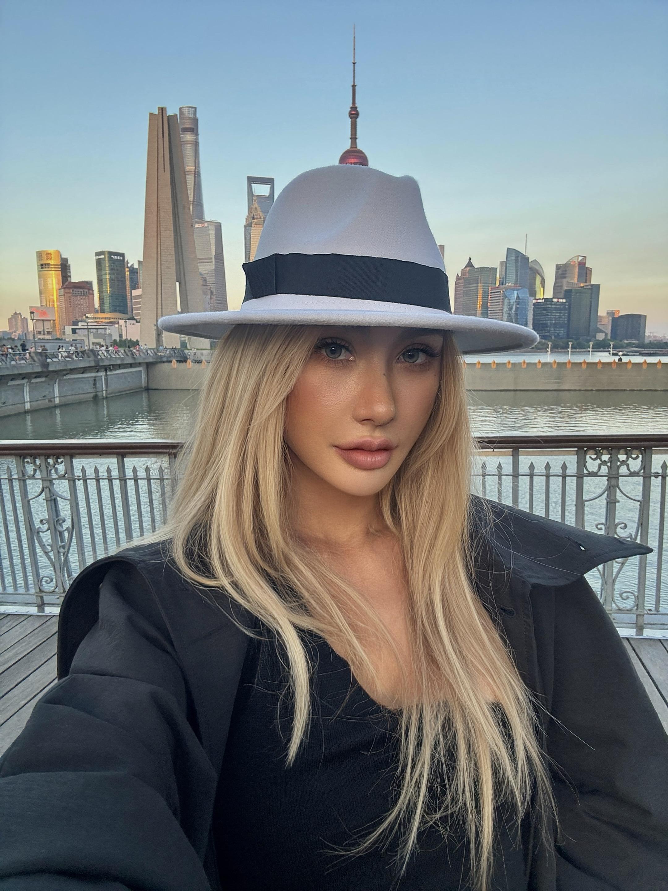 对于你而言 我只是酒杯中浮起的泡沫。