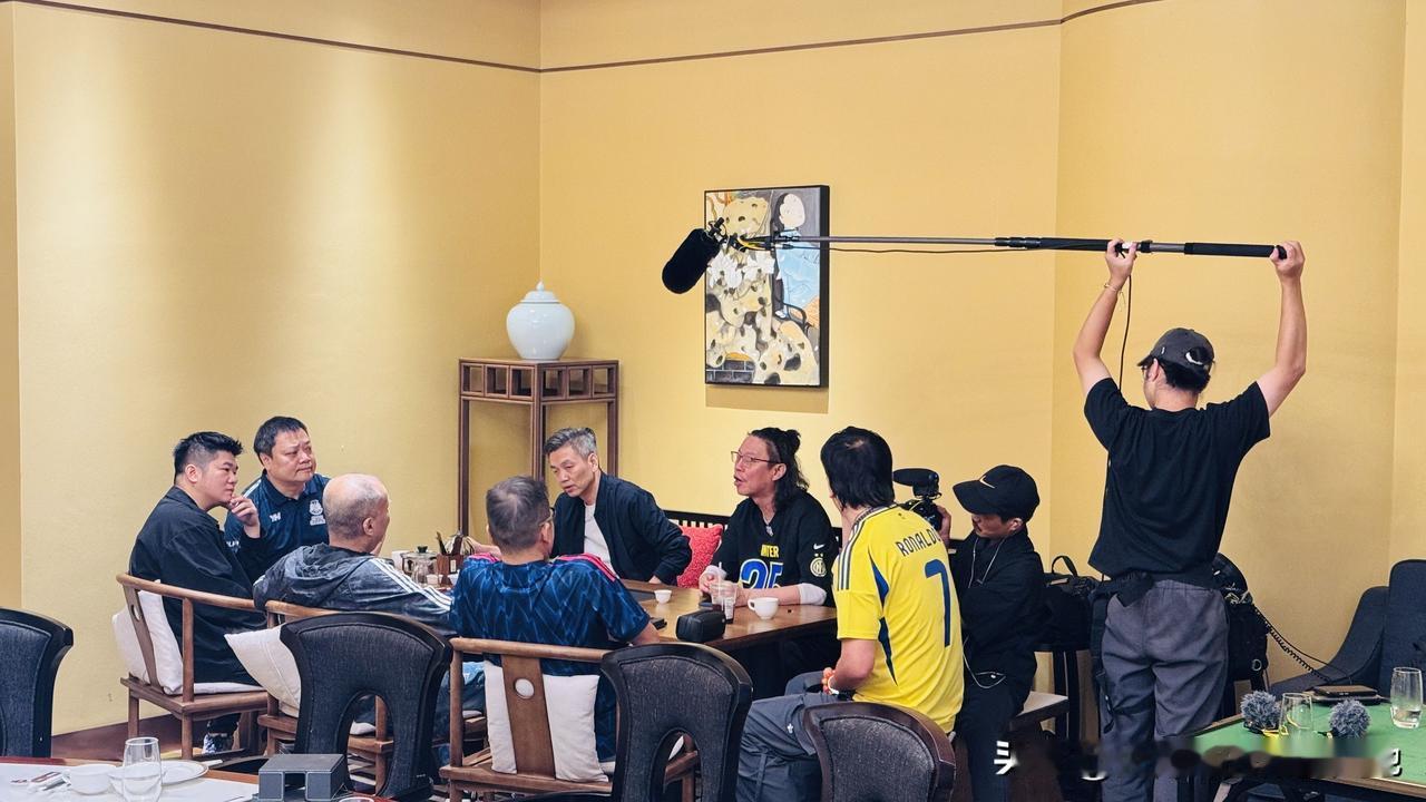 很开心的一晚，也是收获满满的一晚，非常有幸参与安华足球恳谈会的系列报道，听到一众