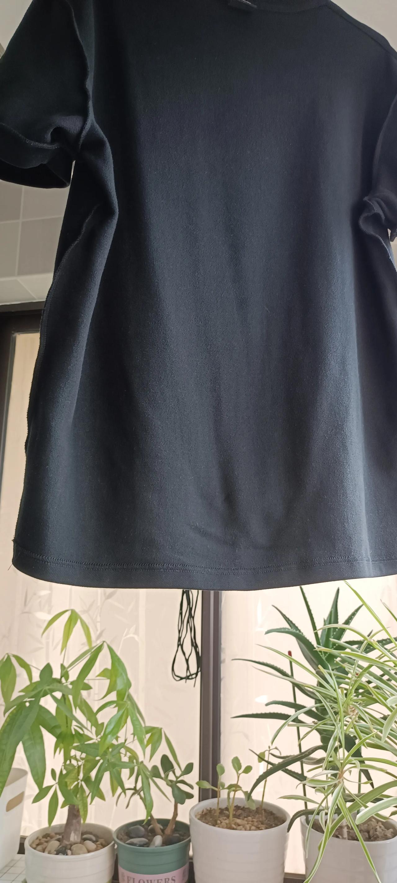 买回来衣服一定要洗一下！为什么？要洗一下呢？因为，买回来的衣服，残留着布料的化学