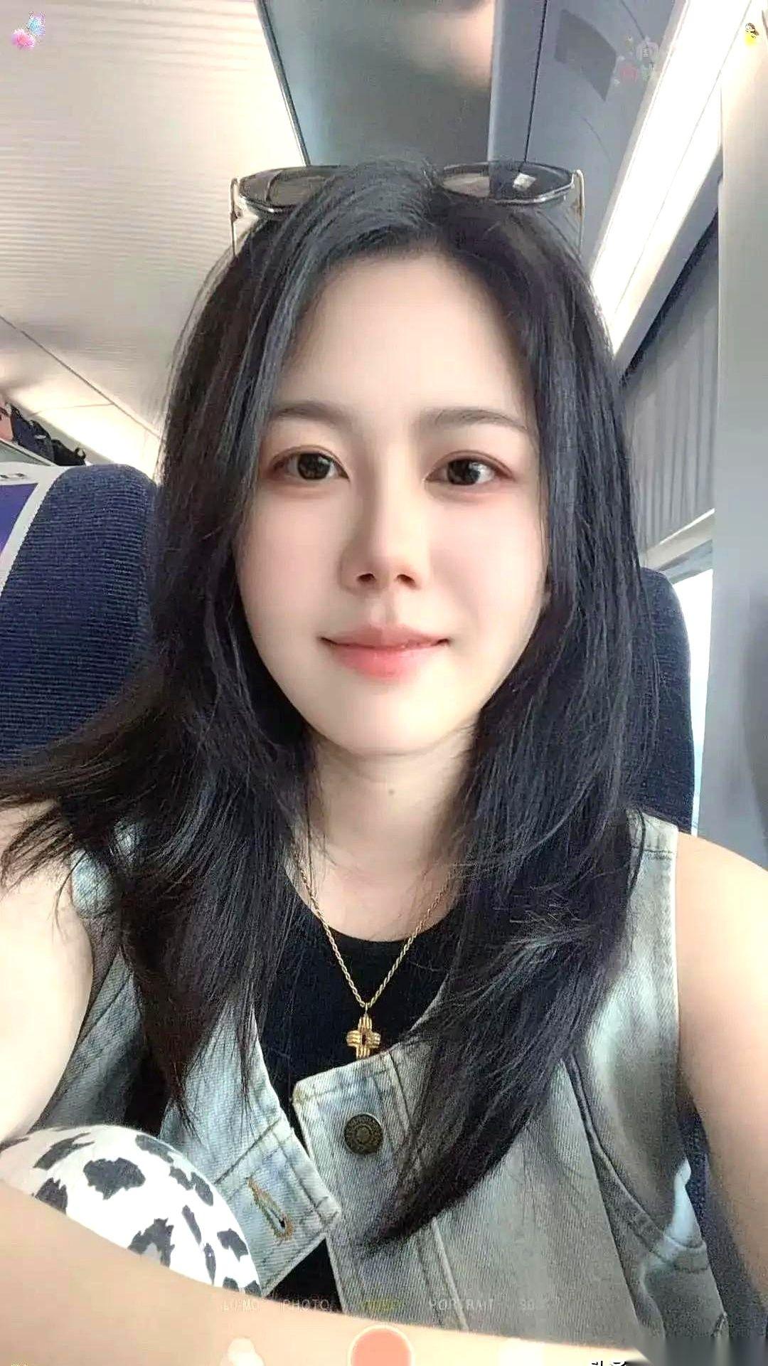 39岁生日这天，水龙头里的水哗哗流着。
她手里死死攥着一块油腻腻的抹布，盯着洗手