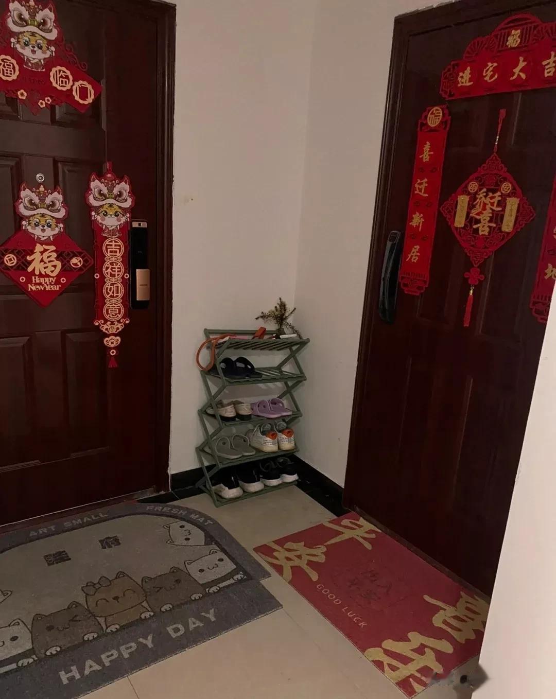 我快被我邻居家的小孩整疯了！
事情是这样的，我邻居家的小孩几乎每隔几天就要来我家