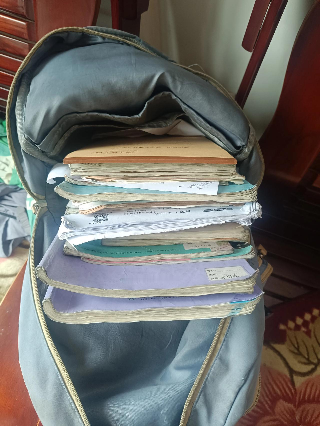 现在的小学生这负担也太重了吧，这么多的书，都要在书包里放着，不是现在要减负吗？这