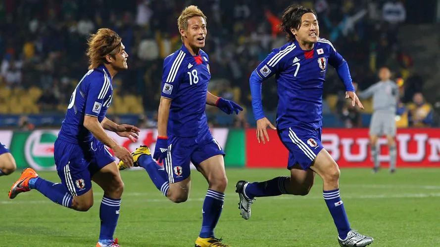 日本足球又快一步。
日媒报道，日本J联赛将从2026年8月上旬开始改为跨年赛制，