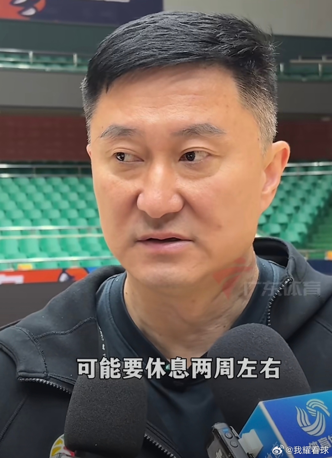 有些不妙，杜锋指导透露奶茶哥伤情：“萨姆纳上一场比赛被撞到滑倒了，可能要休息两周