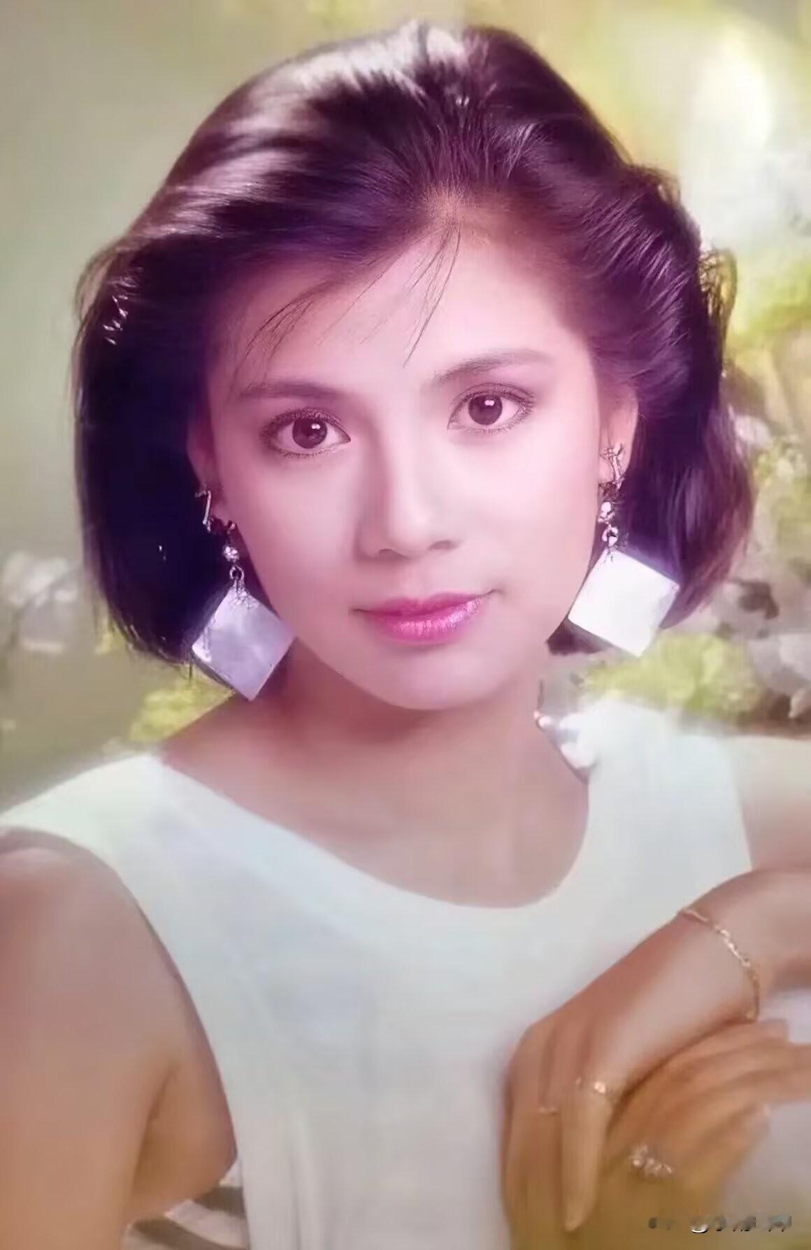 翁美玲系列图（五）
阿翁这个系列我印象最深的是图二。因为为了这张封面图，当年愣是