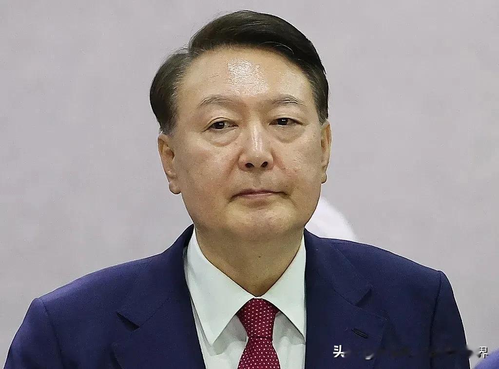 尹锡悦再次拒捕，特检组这次没给其面子，直接强制执行，10人架四肢连椅子强抬，手臂