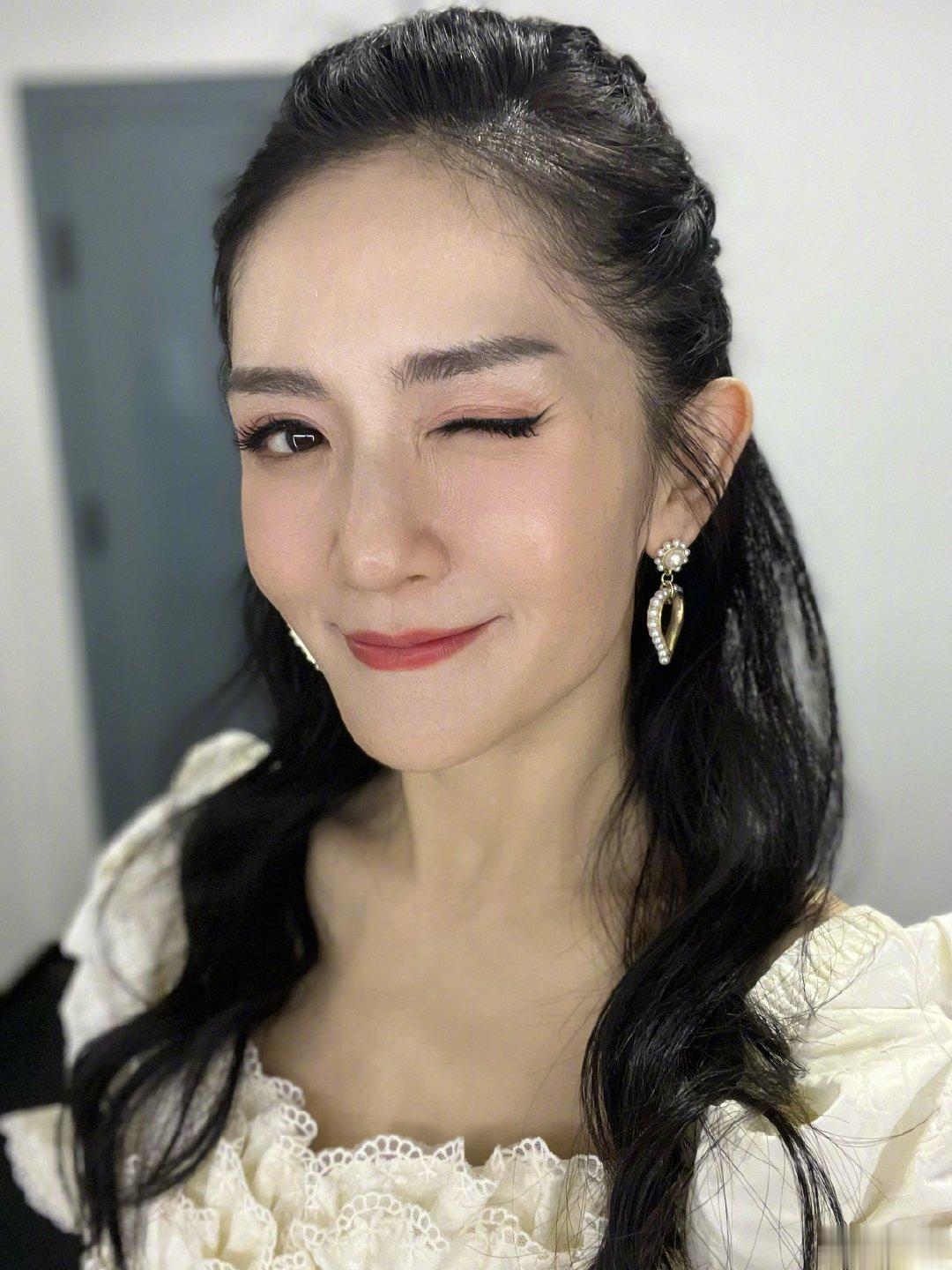 #谢娜怼脸拍##谢娜自拍脸好瘦#  真的好美 ​​​