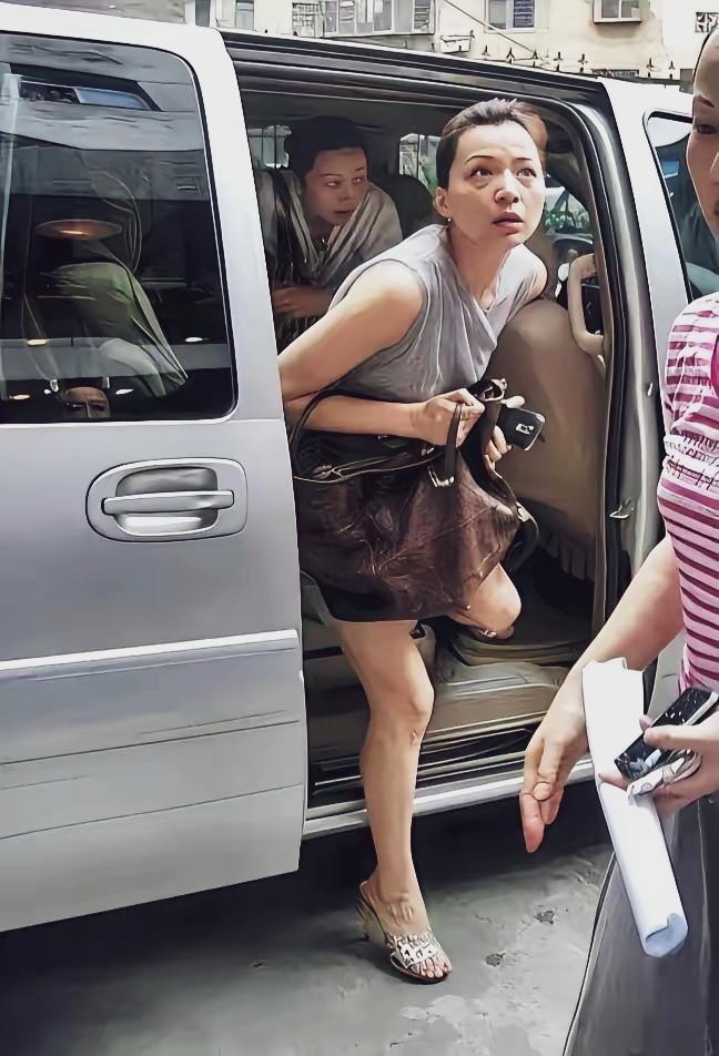 这是那个曾经的央视一姐董卿吗？猛一看还真认不出来…
女央视主持人 董卿早安祝福 