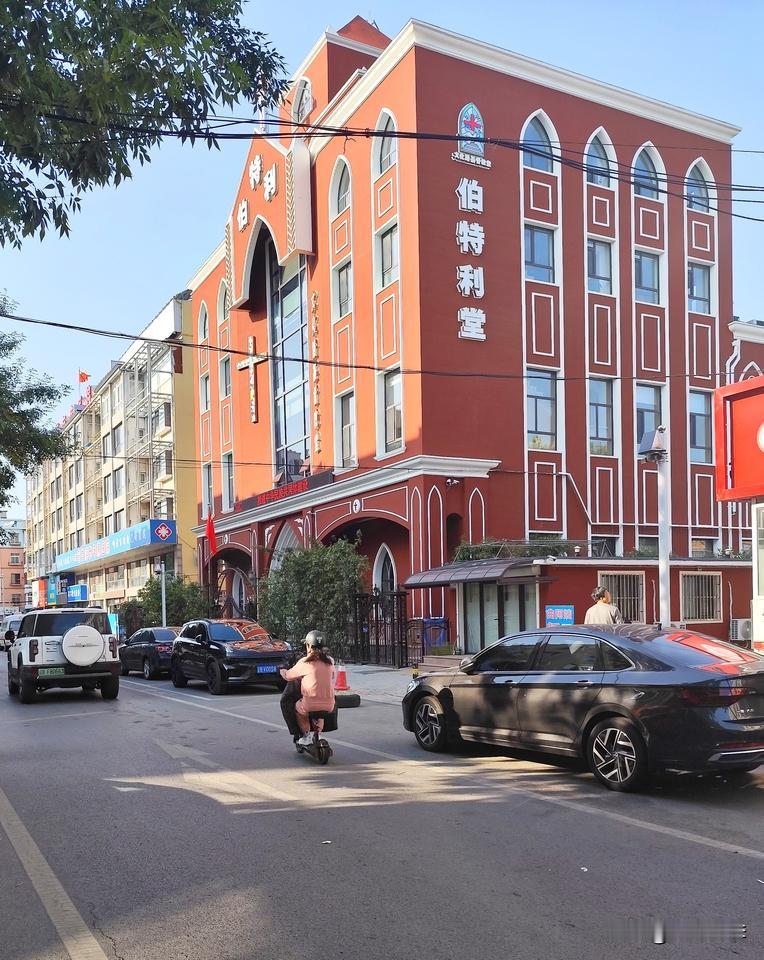 大连市普兰店区文化路街头即景。
文化路是许多城市喜欢采用的街路名字，辽南小城普兰