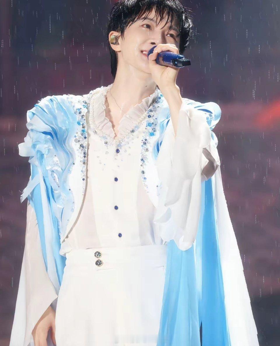 上海暴雨周深暴雨中的大鱼 镜头被雨水糊成一片又怎样，爱反而被洗得透亮，清清楚楚。
