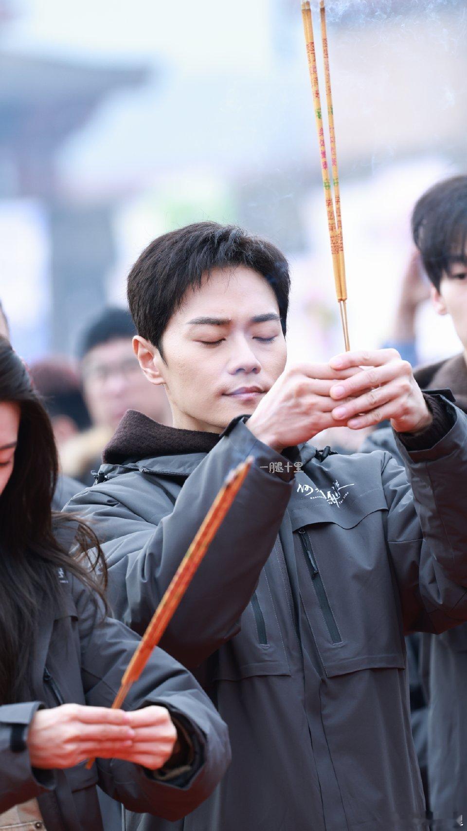 这和直接扑曹骏怀里有什么区别 曹骏粉丝也太会拍了！互动时的镜头视角超贴脸，直怼胸