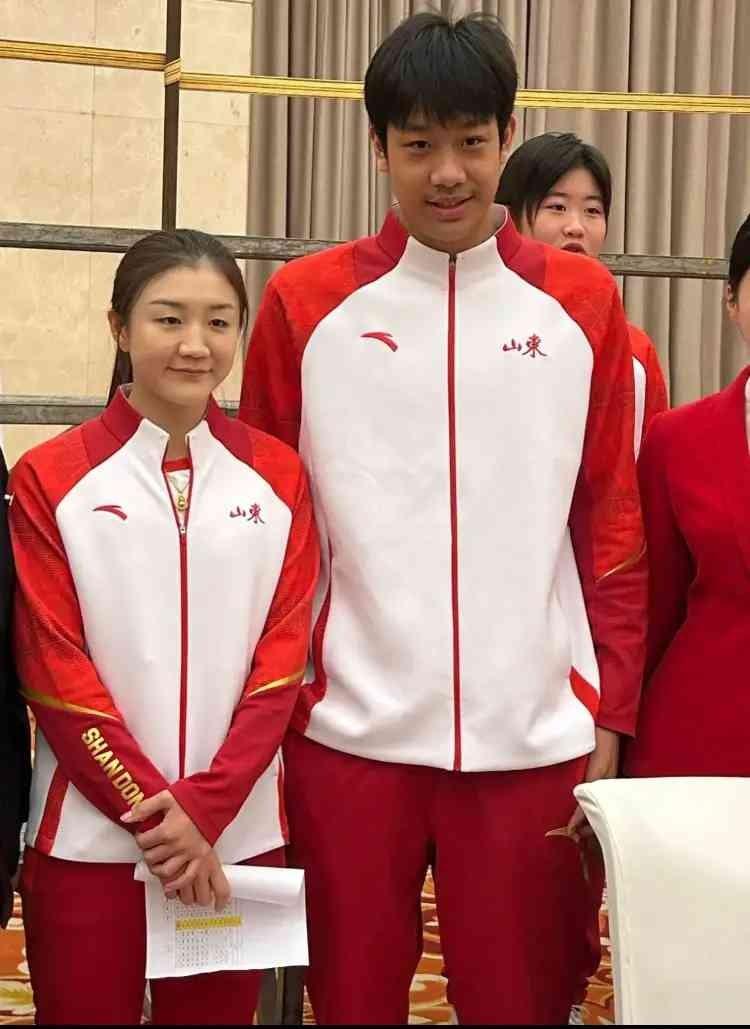 一米九五和一米六七的合照，被网友笑称“钙奶饼干没带陈梦吃”。 
这张山东全运会的