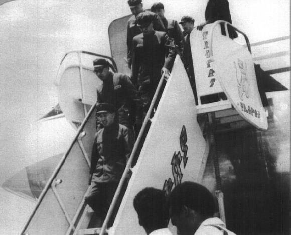 1975年5月，皮定均（前）出访苏丹，到达喀土穆时情景。