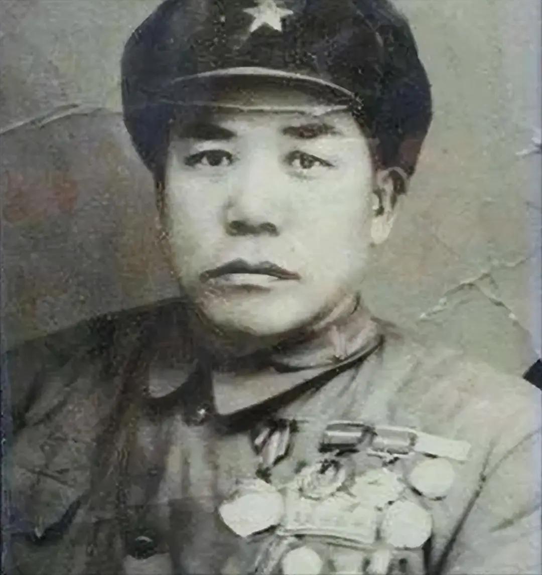 1955年，新中国第一次大授衔，毛主席翻阅名册时，目光扫来扫去，忽然开口问：“那