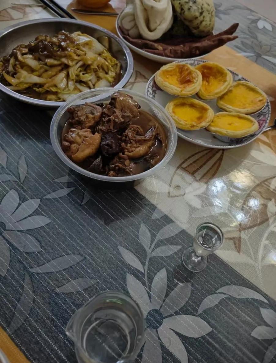 今天立冬了，改善生活了。一个小县城月入2000多块吃个肉就算挺好的了，和很多朋友