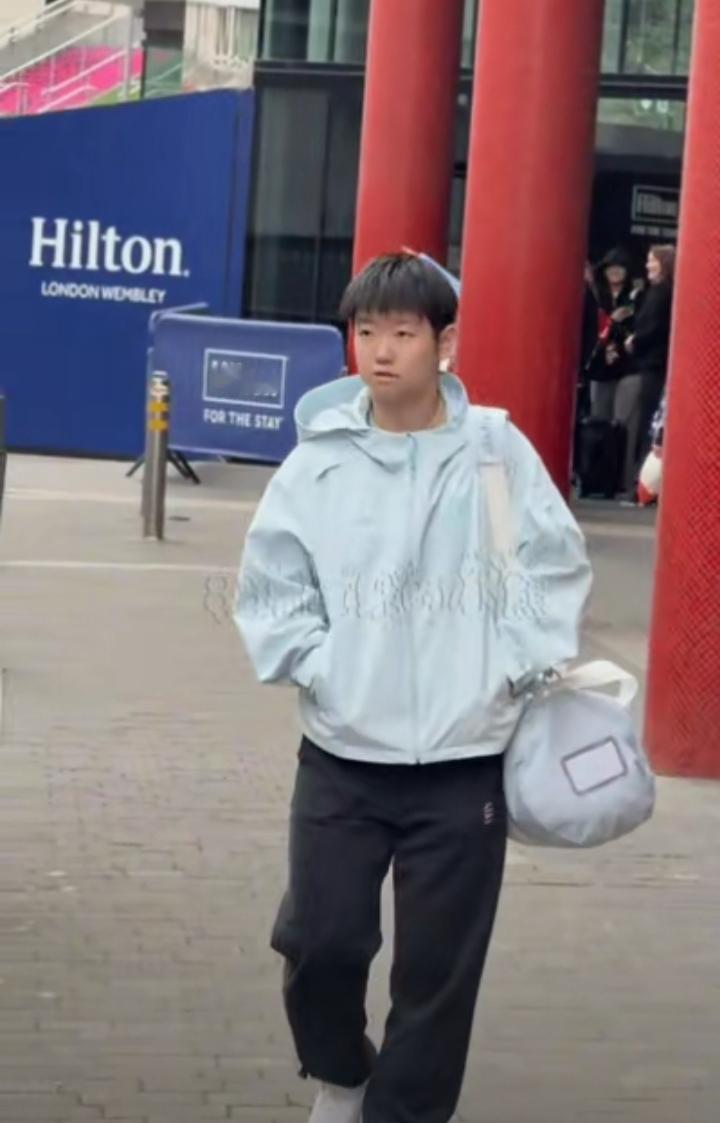 4月28日伦敦，上训路上的孙颖莎，可爱值直接拉满！小手插兜兜、背着背包，一身休闲