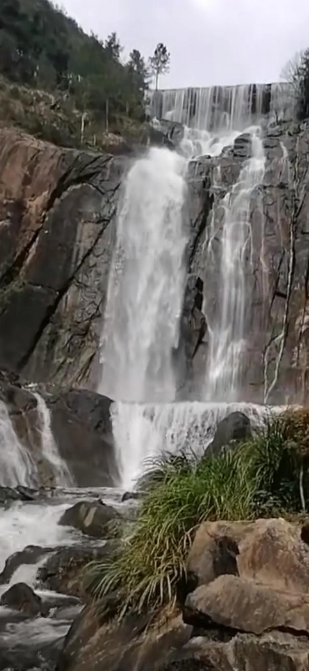 瀑布如镜，山水如画。