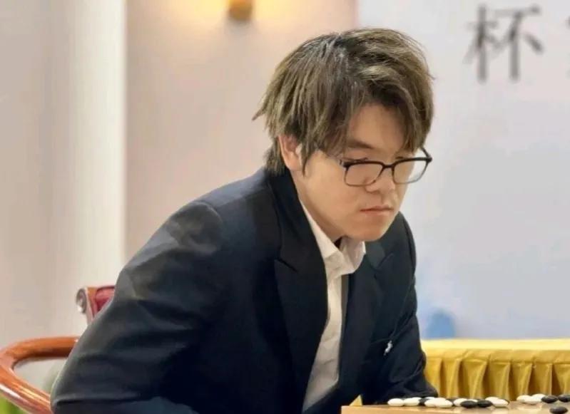 世界网络围棋大赛热点分享：

12期野狐人气争霸赛四强产生
柯 洁获得了最后一張
