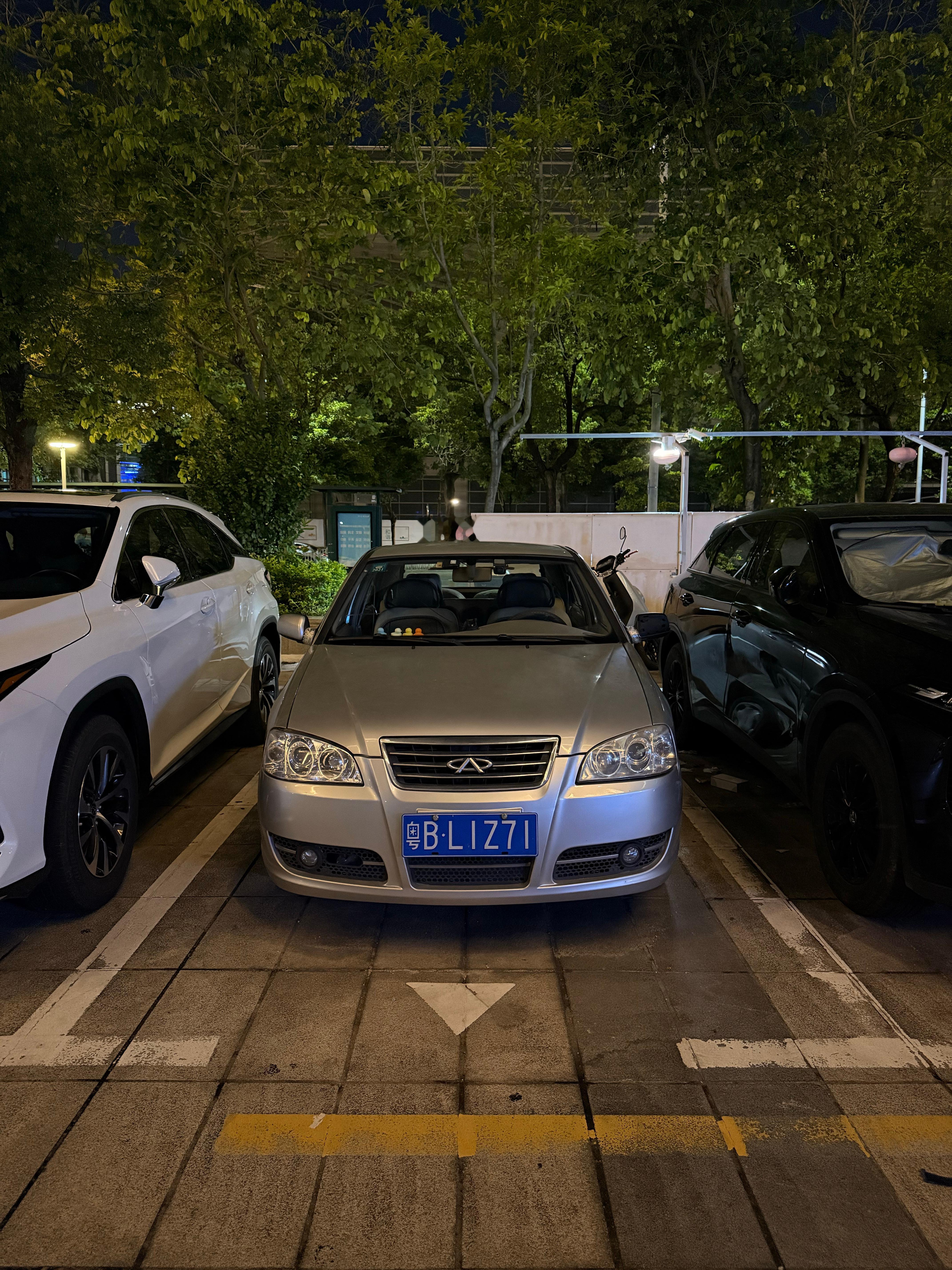 奇瑞旗云在深圳算是难得一见的国产老车旗云、风云这两款在零几年的时候也算是中产特别