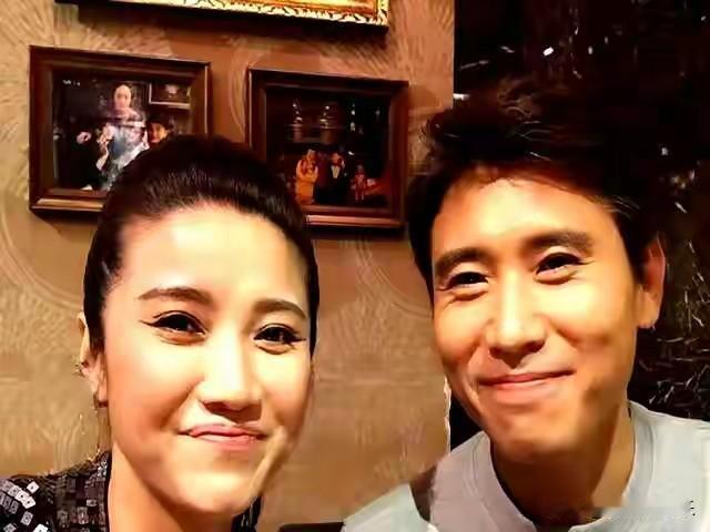 阿姨，您儿子真孝顺！”——这句路人无心之语，像一把锋利的手术刀，剖开了52岁影后