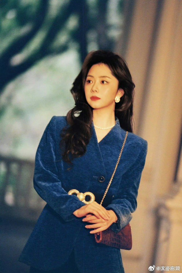 谭松韵别试探了有市场谭松韵在《我的山与海》里的港风造型，那叫一个绝！蓬松大波浪配