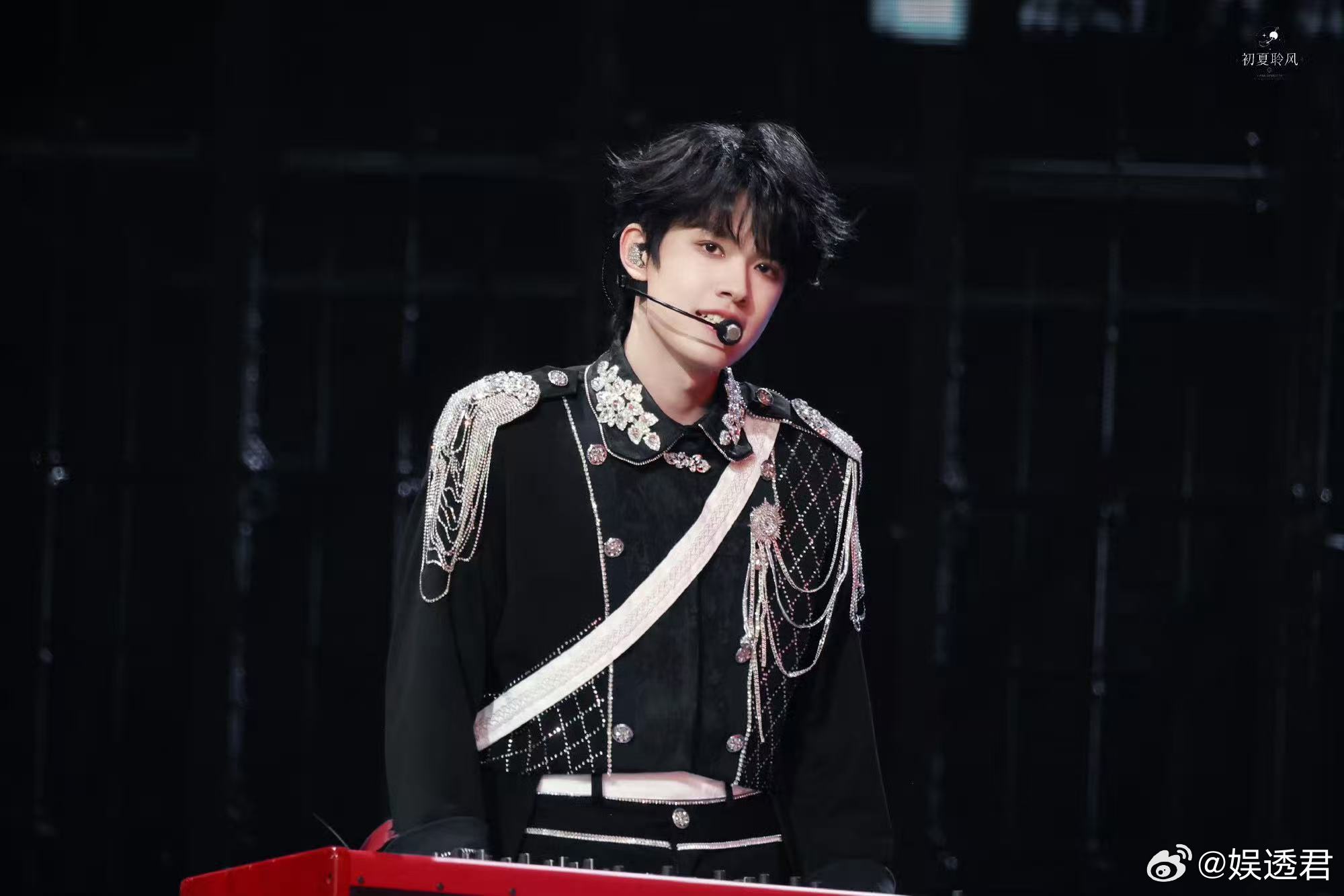 Angelababy张极站姐互发张极站姐发了Angelababy 颜值天花板说的