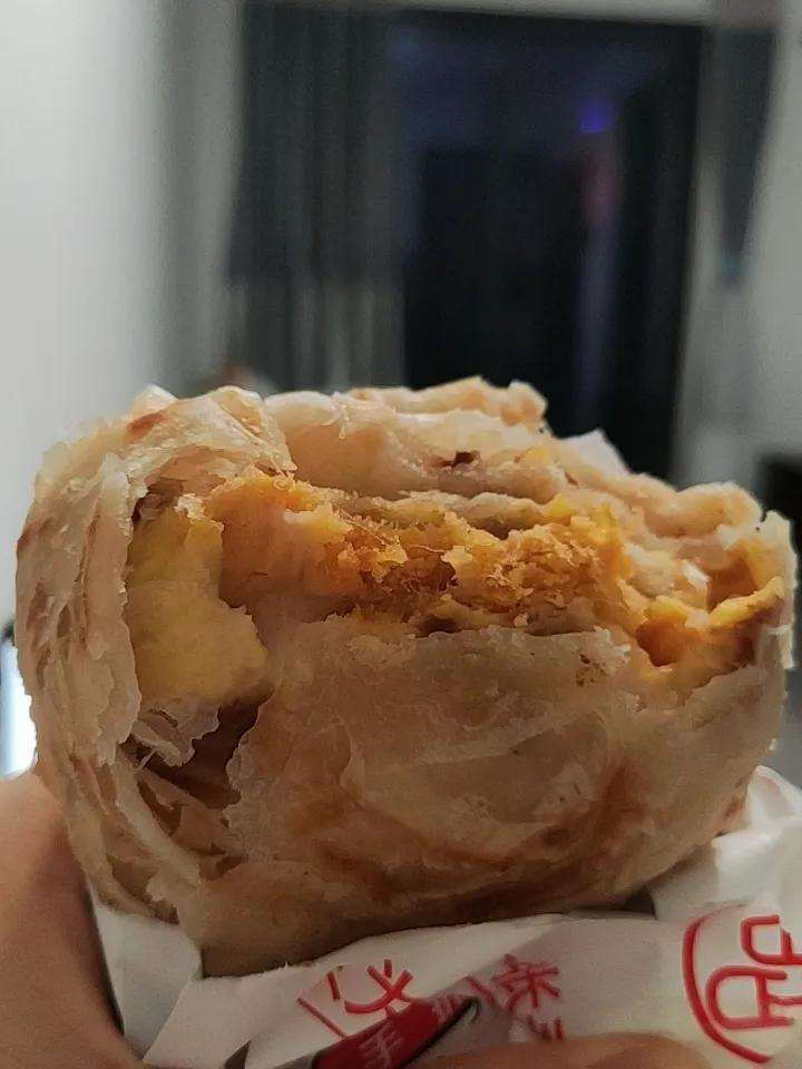 今晚买的肉松手抓饼真的好好吃。这宵夜就是容易发胖。