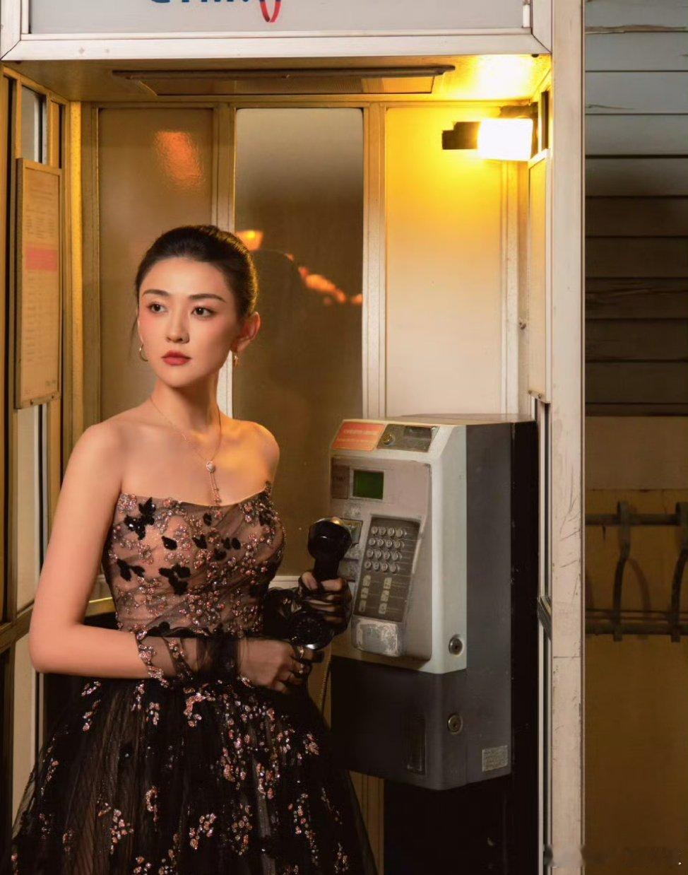 梁洁大光明谁说大光明挑人？梁洁用自身颜值打破偏见！露额外加黑裙气场直接封神，美得