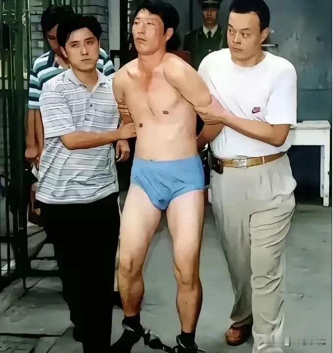 山子被逮捕～～～不知是不是吓尿了。很多枭雄，风光时不可一世，真到了要劲的时候，可