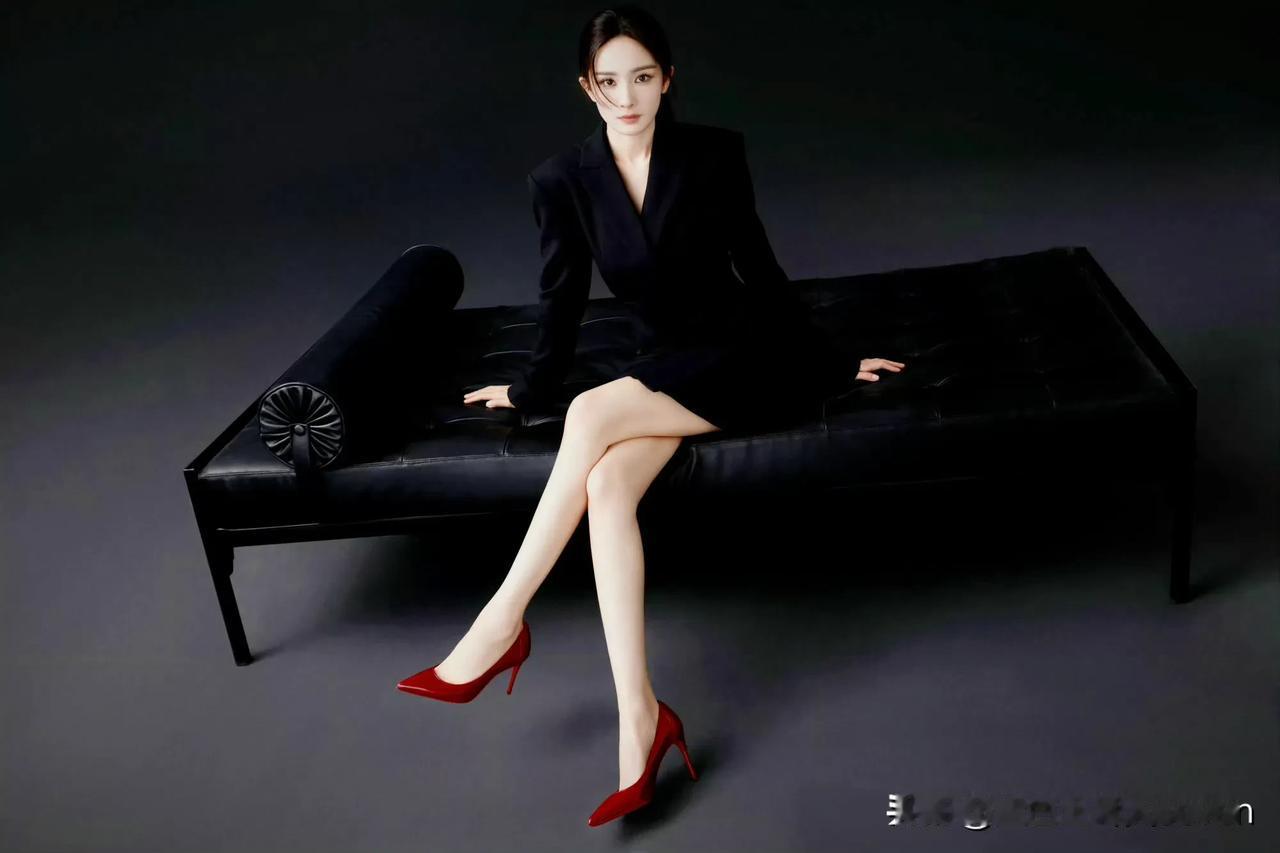 杨幂红色高跟鞋性感十足