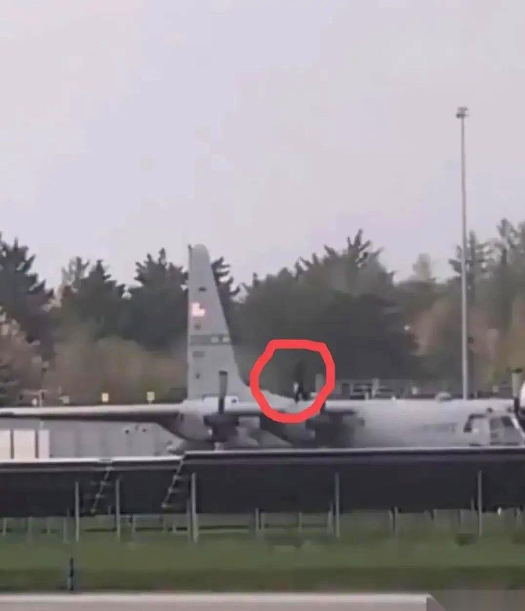 7500万美金的美军C-130运输机，就那么大喇喇停在爱尔兰机场，结果让一个40