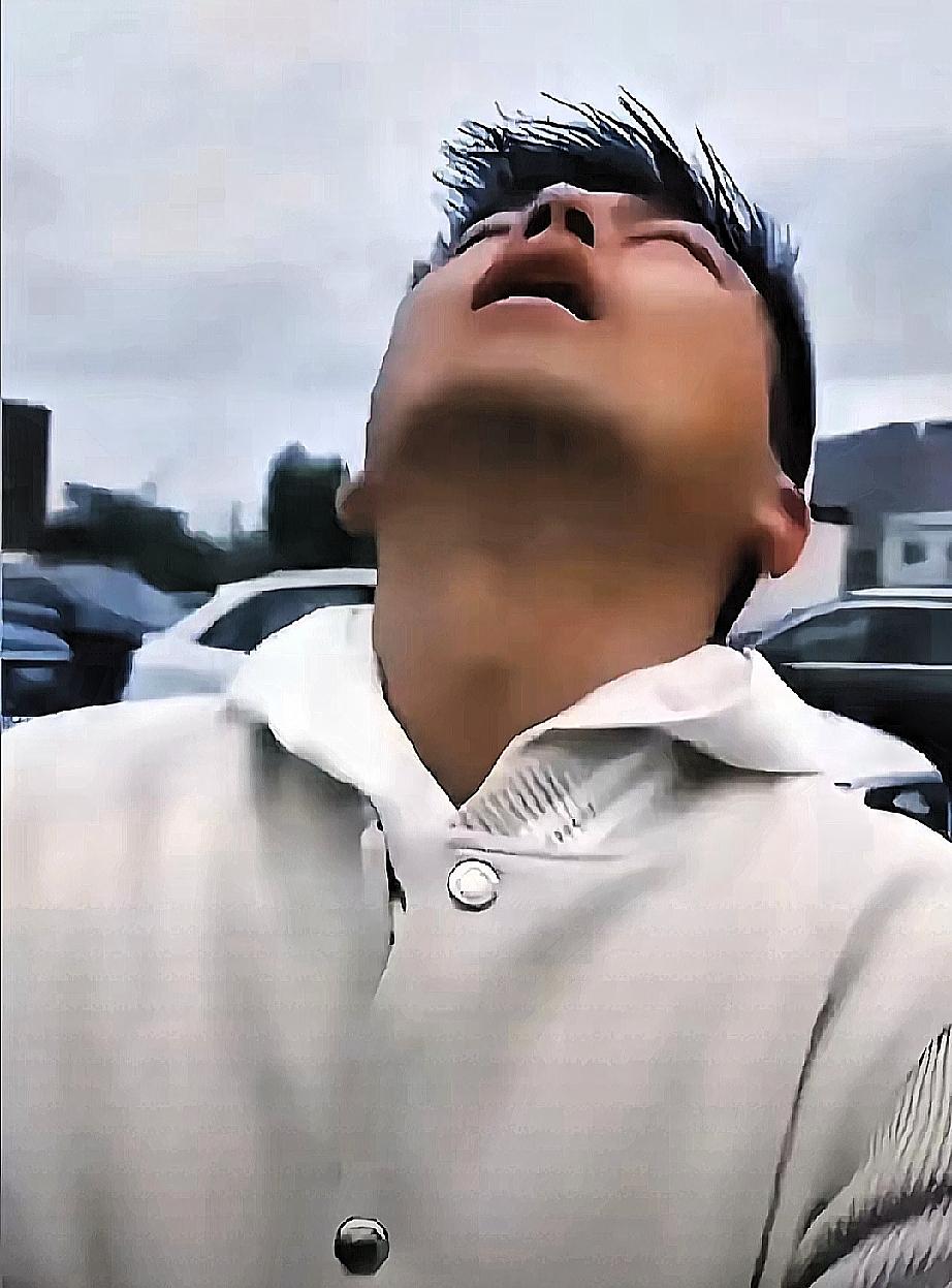 我敢说这男的是全网最傻的人，但凡脑子清醒点，就该懂得收敛，而不是把“三”光明正大