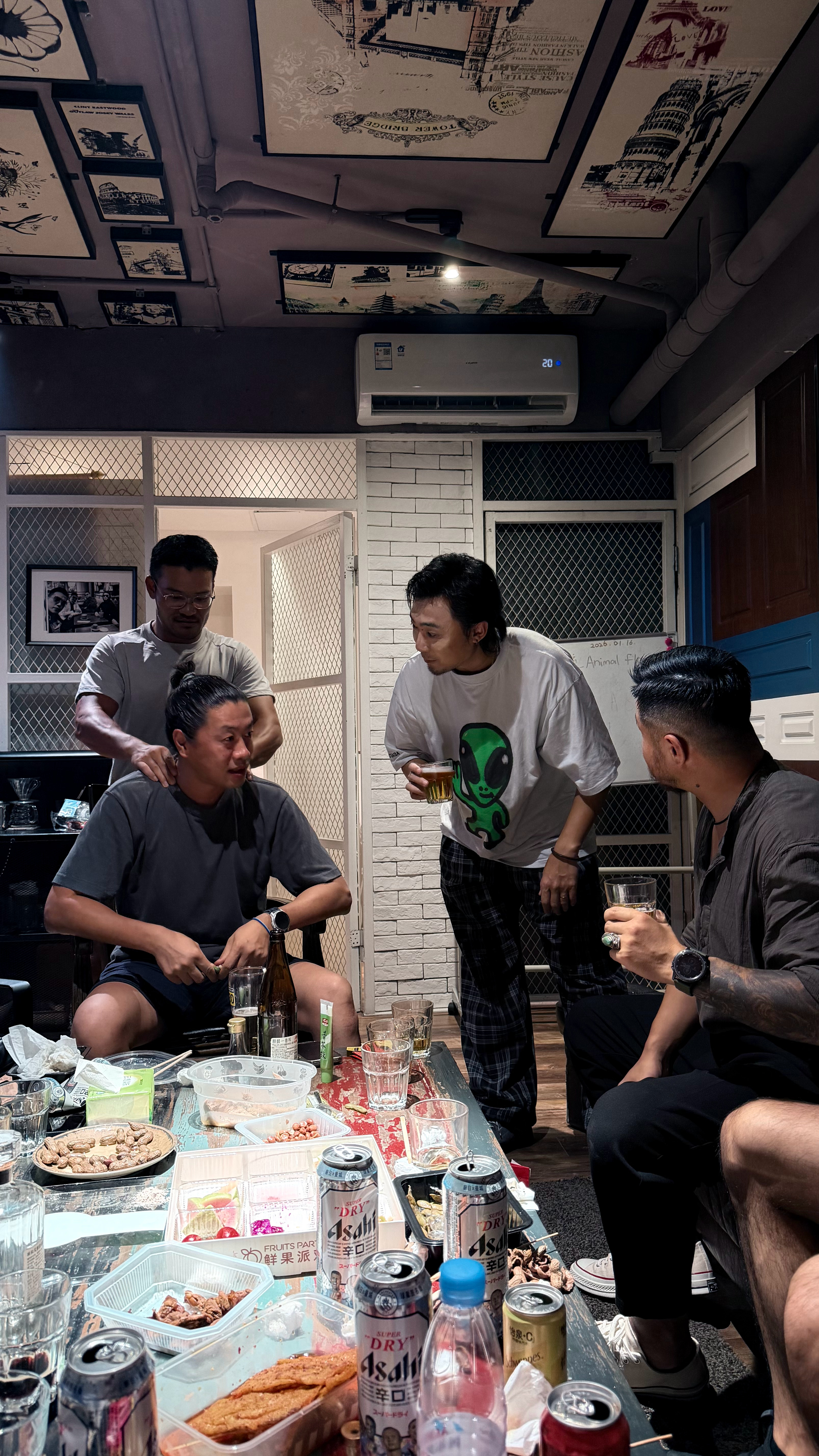我这俩教练，一个喝多了喜欢大力揉捏我稚嫩的双肩，另一个则会涌抱我。 深圳·魏家班