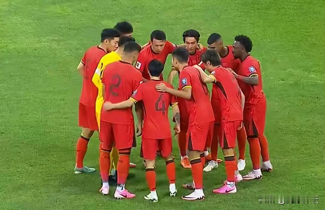国足1-1泰国，出线形式告急！

1、国足在末轮逼平韩国稳稳出线，或者等待奇迹新