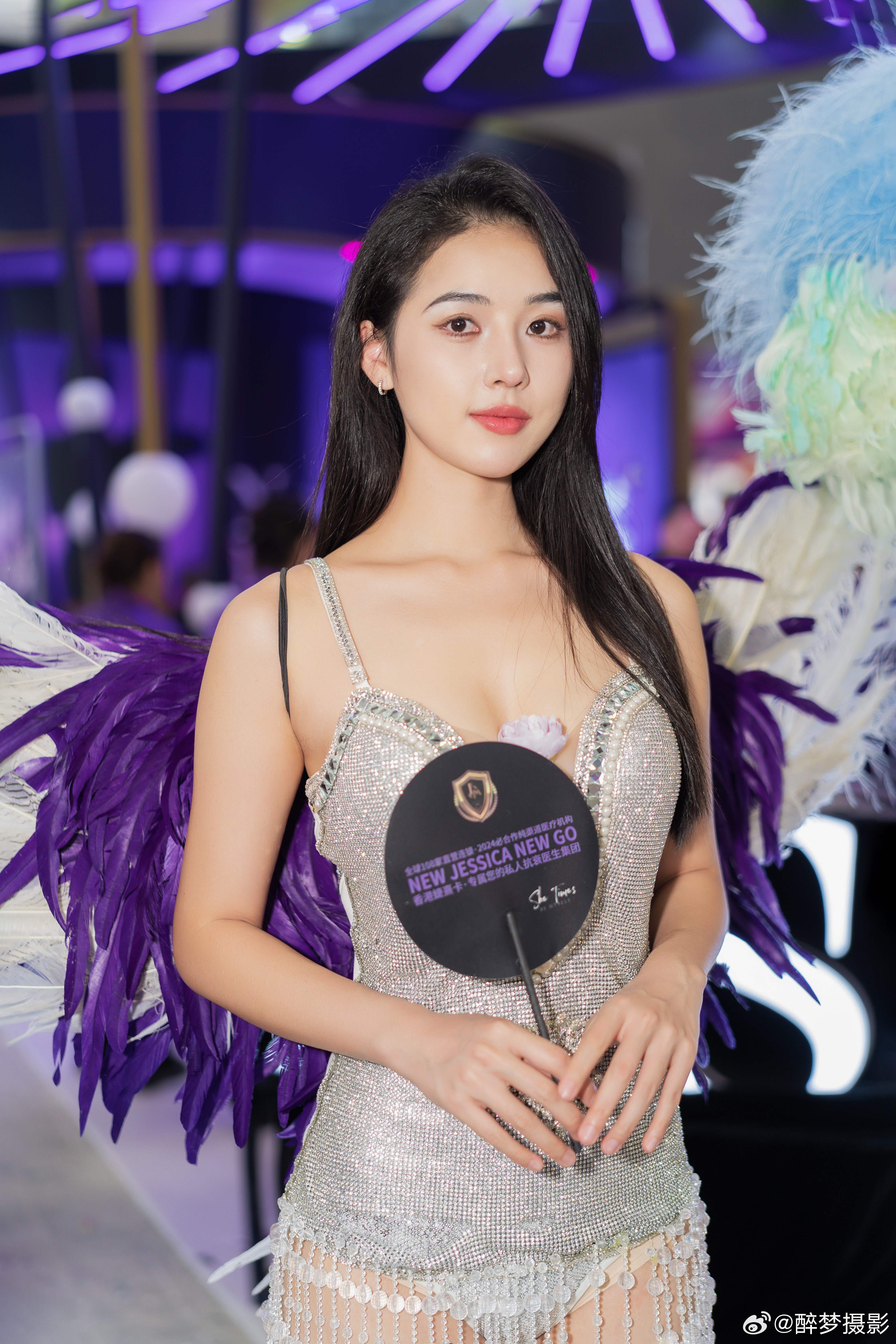 ✨闪耀登场，紫羽天使降临！  银色亮片裙+梦幻羽毛翼，美到犯规～模特：发发活动：