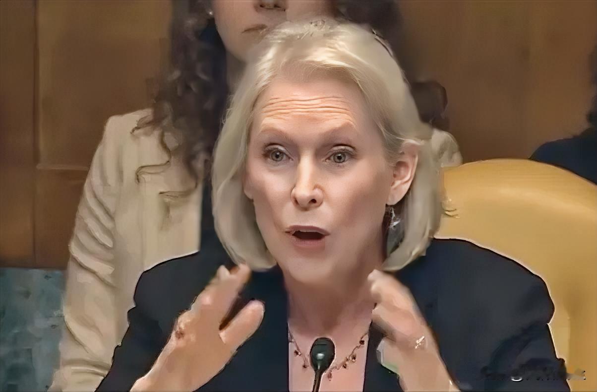 美国参议员吉利布兰德在听证会上严厉批评交通部长达菲，称其用被监管企业的钱拍摄度假